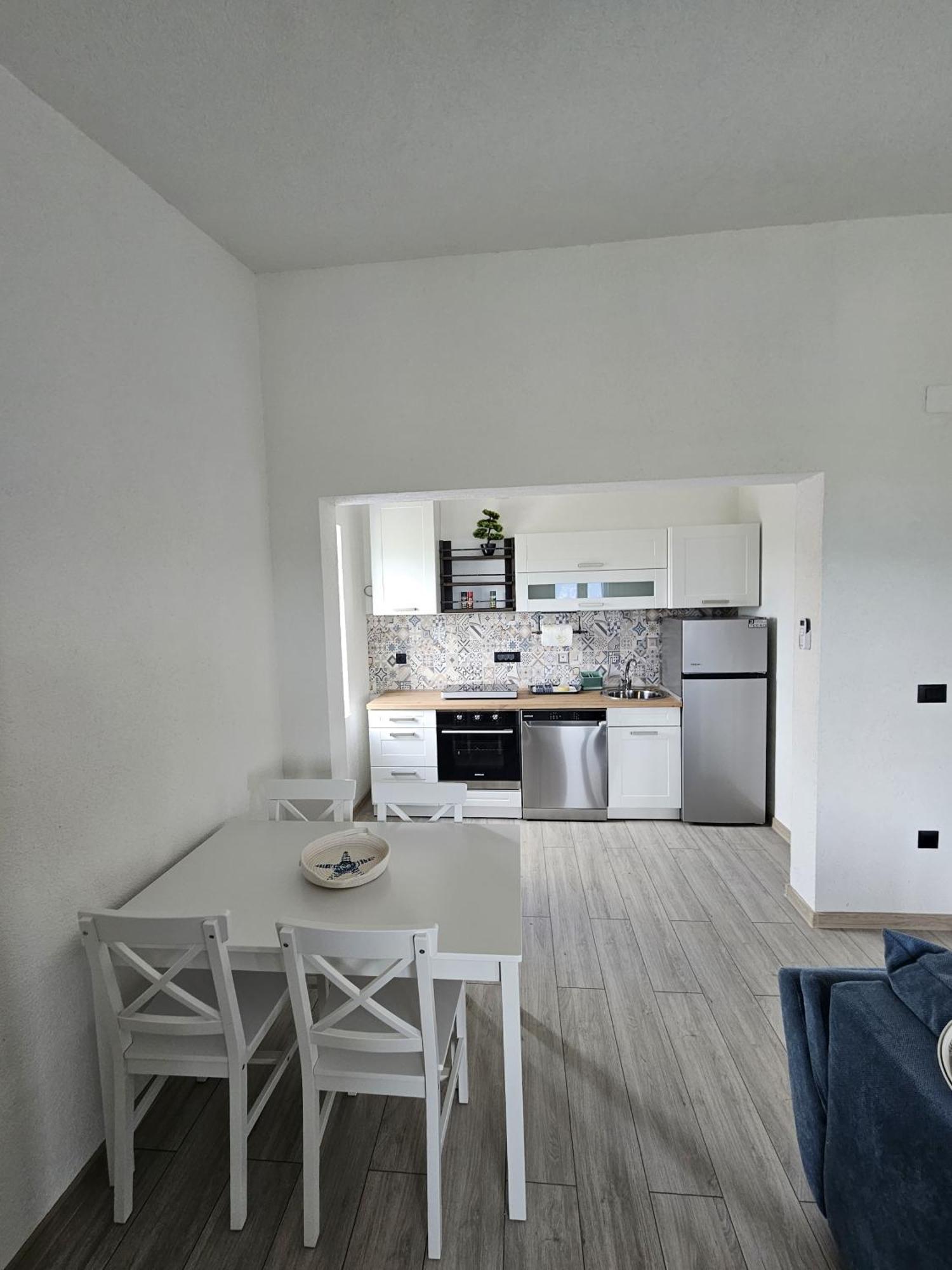 Apartmani 1 Pinezici Luaran gambar