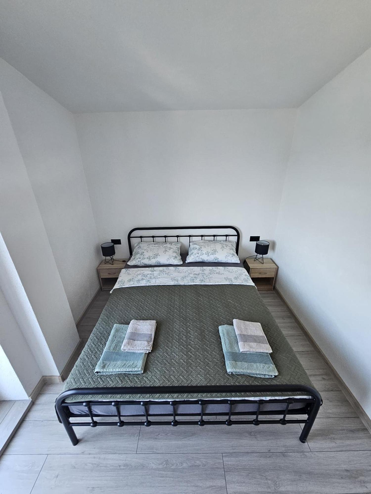 Apartmani 1 Pinezici Luaran gambar